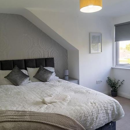 Spacious 15 Guest Home With 9 Beds In Shirley Солихалл Экстерьер фото