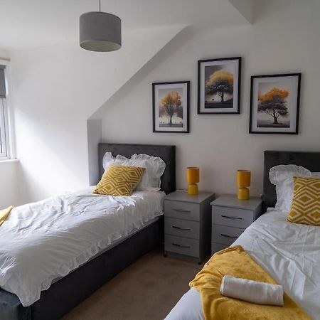 Spacious 15 Guest Home With 9 Beds In Shirley Солихалл Экстерьер фото