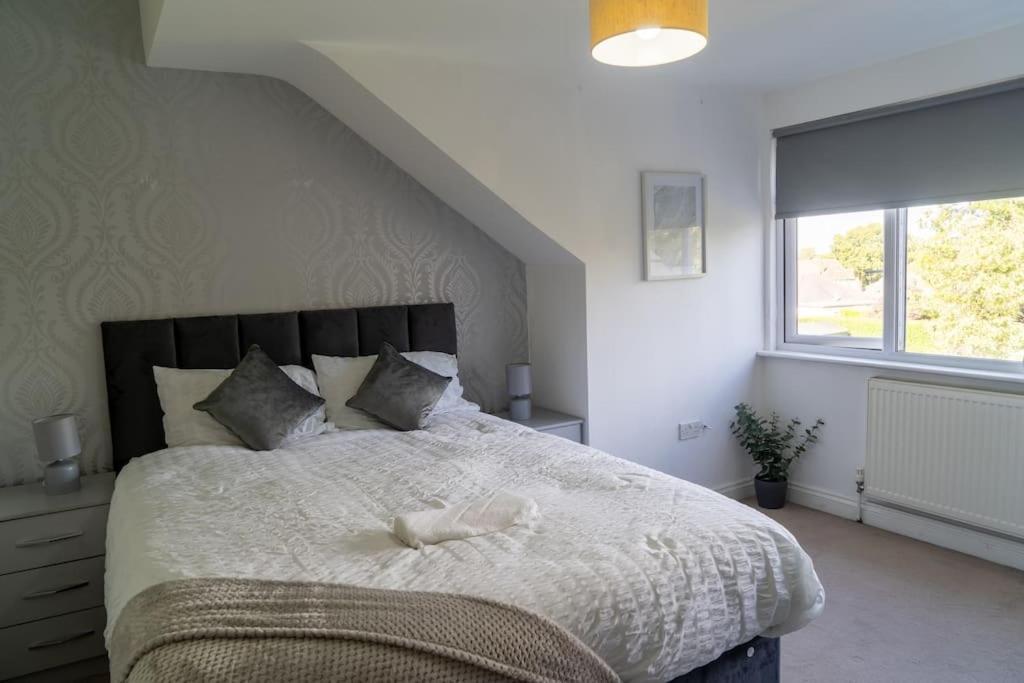 Spacious 15 Guest Home With 9 Beds In Shirley Солихалл Экстерьер фото