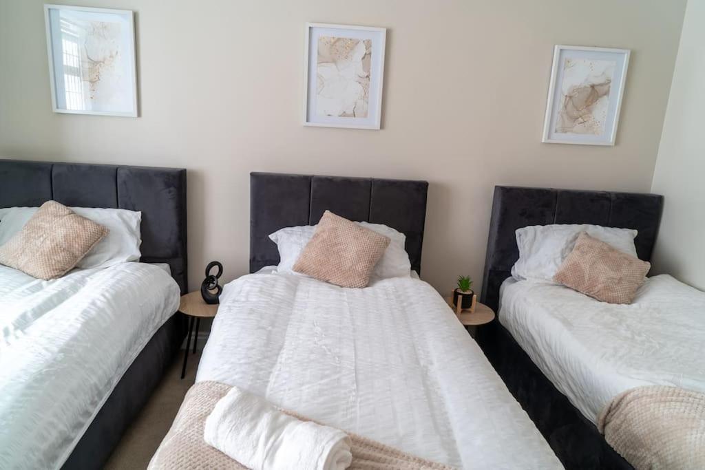 Spacious 15 Guest Home With 9 Beds In Shirley Солихалл Экстерьер фото