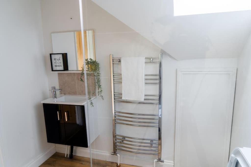 Spacious 15 Guest Home With 9 Beds In Shirley Солихалл Экстерьер фото
