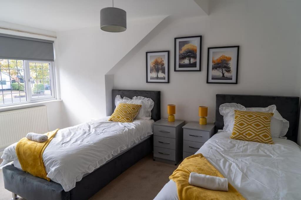 Spacious 15 Guest Home With 9 Beds In Shirley Солихалл Экстерьер фото