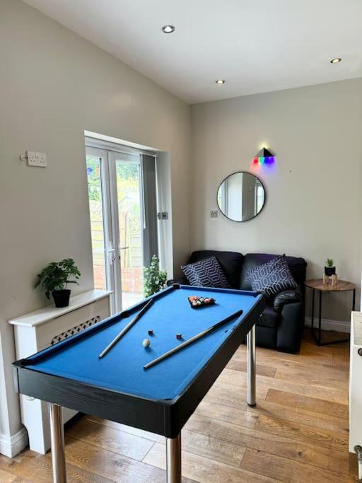 Spacious 15 Guest Home With 9 Beds In Shirley Солихалл Экстерьер фото