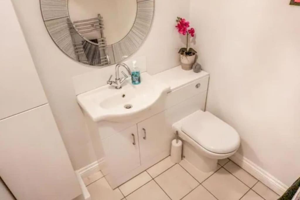 Spacious 15 Guest Home With 9 Beds In Shirley Солихалл Экстерьер фото