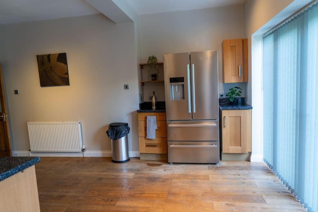 Spacious 15 Guest Home With 9 Beds In Shirley Солихалл Экстерьер фото