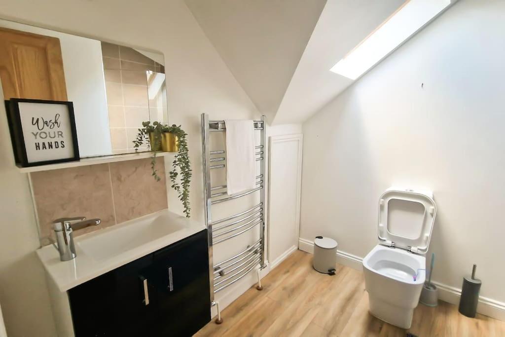 Spacious 15 Guest Home With 9 Beds In Shirley Солихалл Экстерьер фото