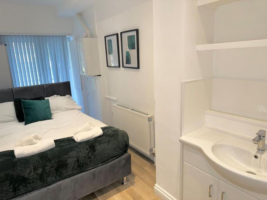 Spacious 15 Guest Home With 9 Beds In Shirley Солихалл Экстерьер фото