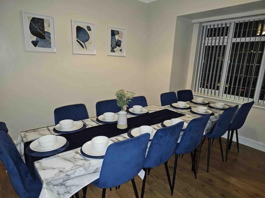Spacious 15 Guest Home With 9 Beds In Shirley Солихалл Экстерьер фото