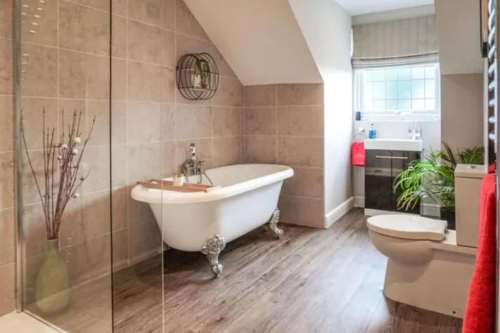 Spacious 15 Guest Home With 9 Beds In Shirley Солихалл Экстерьер фото