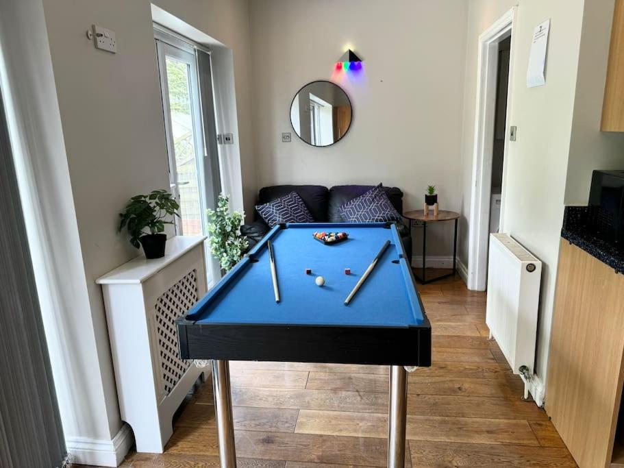 Spacious 15 Guest Home With 9 Beds In Shirley Солихалл Экстерьер фото
