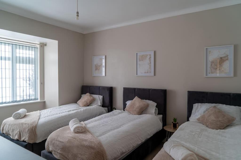 Spacious 15 Guest Home With 9 Beds In Shirley Солихалл Экстерьер фото