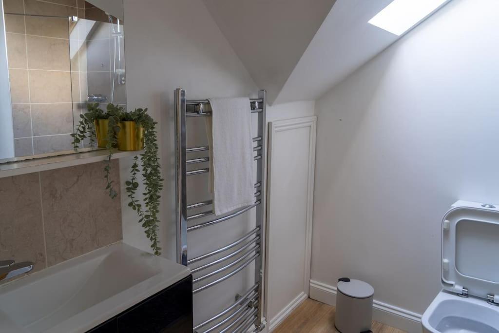 Spacious 15 Guest Home With 9 Beds In Shirley Солихалл Экстерьер фото