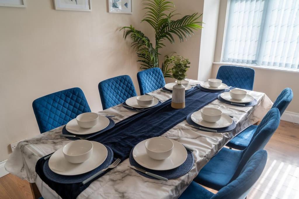 Spacious 15 Guest Home With 9 Beds In Shirley Солихалл Экстерьер фото