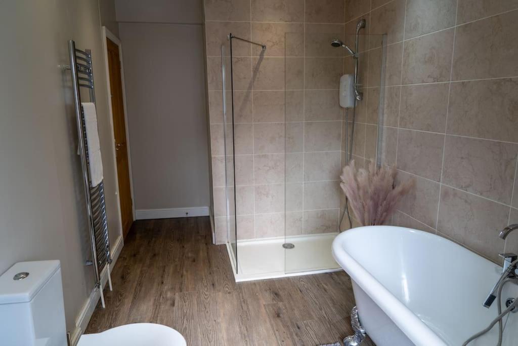 Spacious 15 Guest Home With 9 Beds In Shirley Солихалл Экстерьер фото